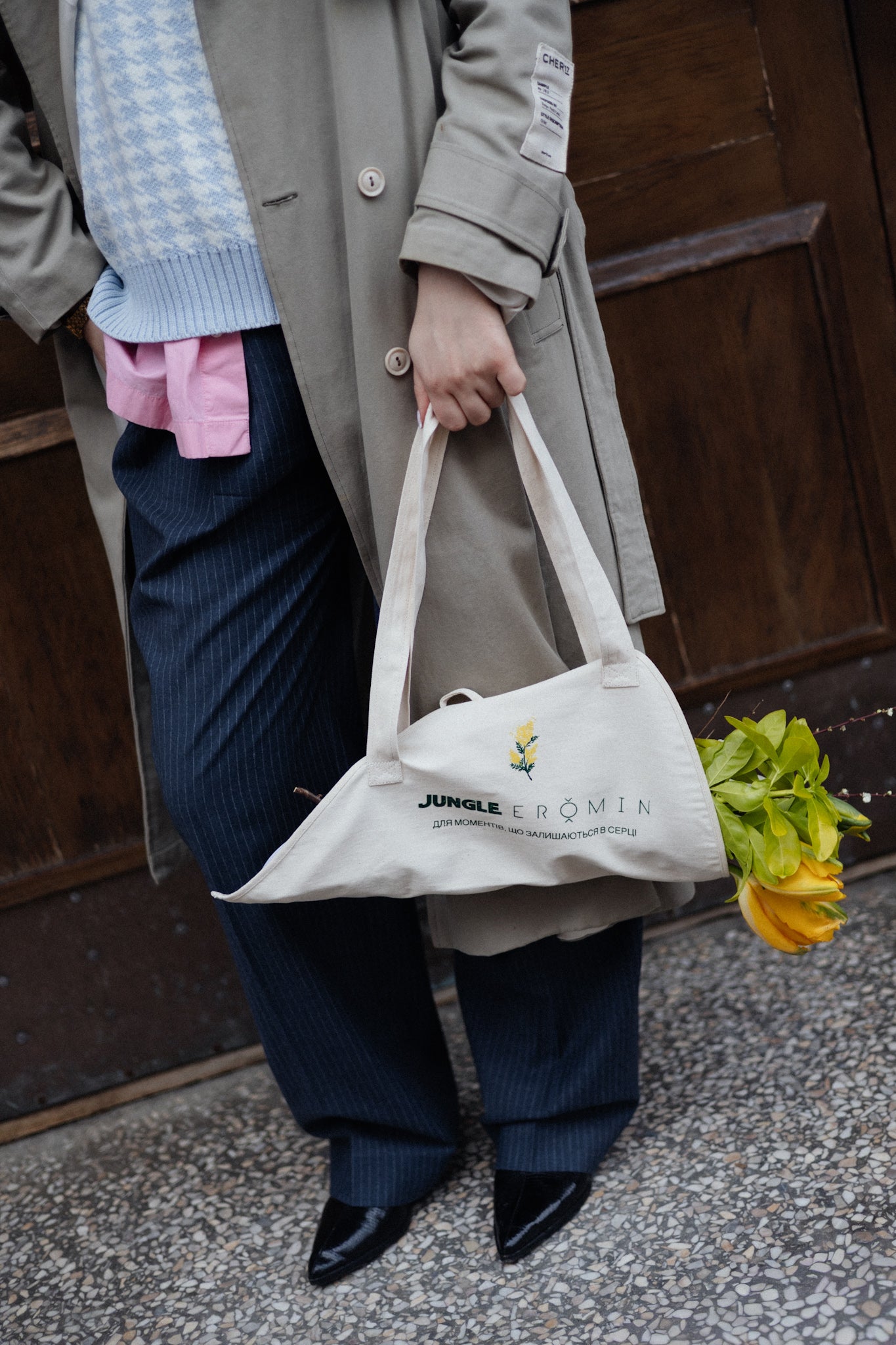 Flower bag with yellow bouquet
