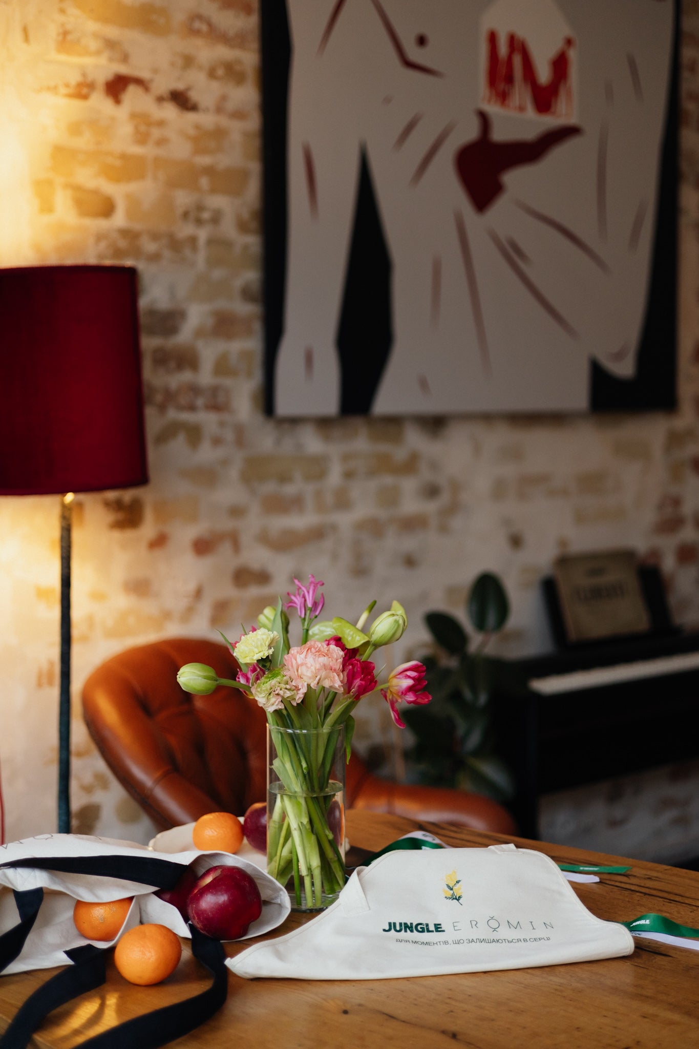 Flower bag with pink bouquet