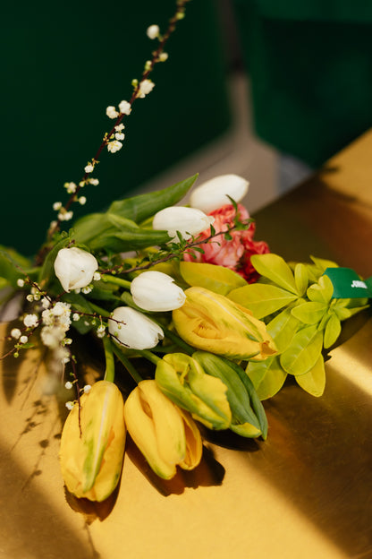Flower bag with yellow bouquet